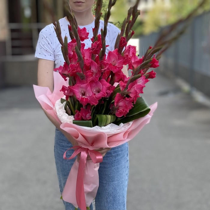 11 малиновых гладиолусов с аспидистрой