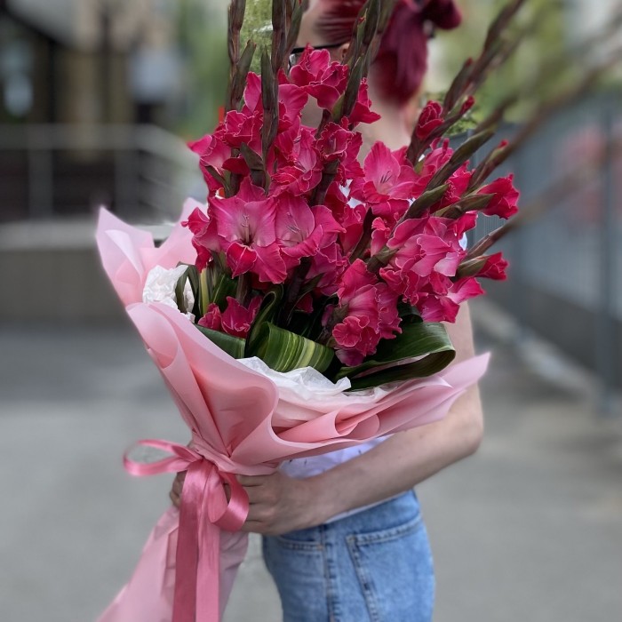 11 малиновых гладиолусов с аспидистрой