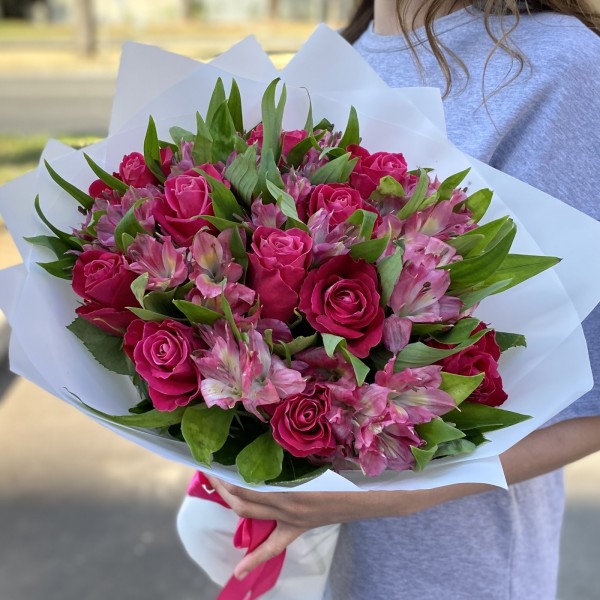 11 малиновых роз с альстромерией