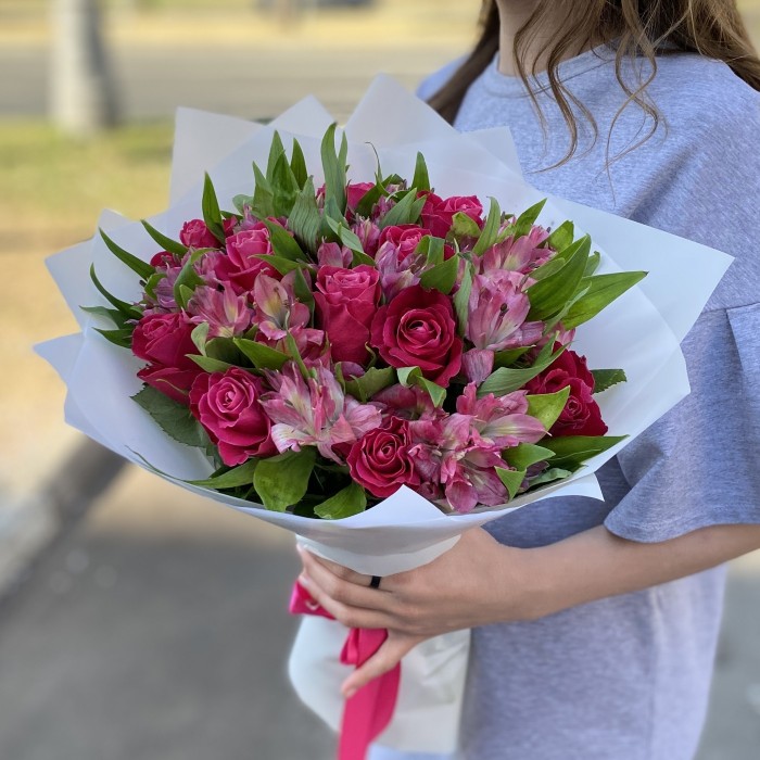 11 малиновых роз с альстромерией