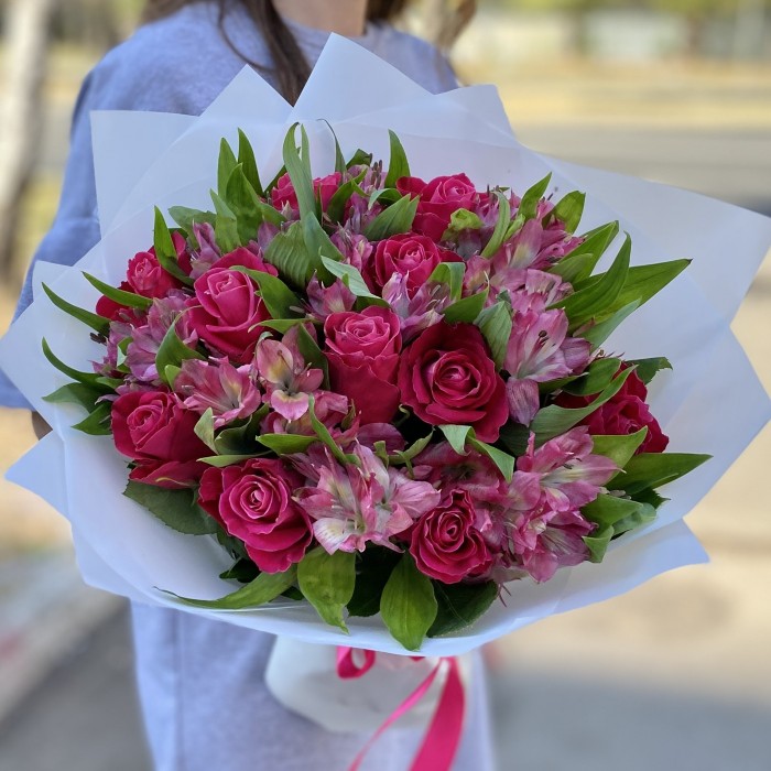 11 малиновых роз с альстромерией