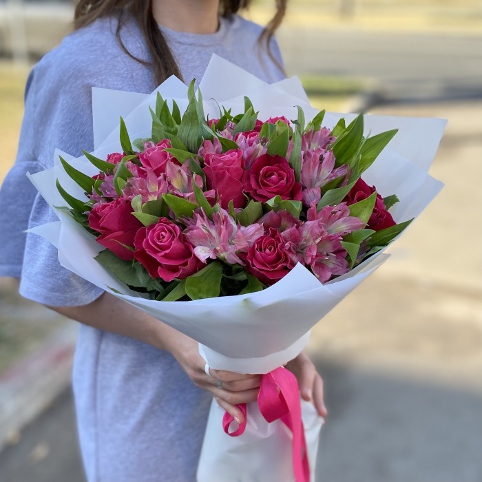 11 малиновых роз с альстромерией