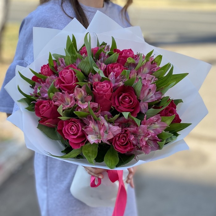 11 малиновых роз с альстромерией