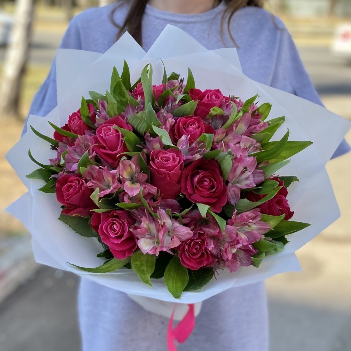 11 малиновых роз с альстромерией