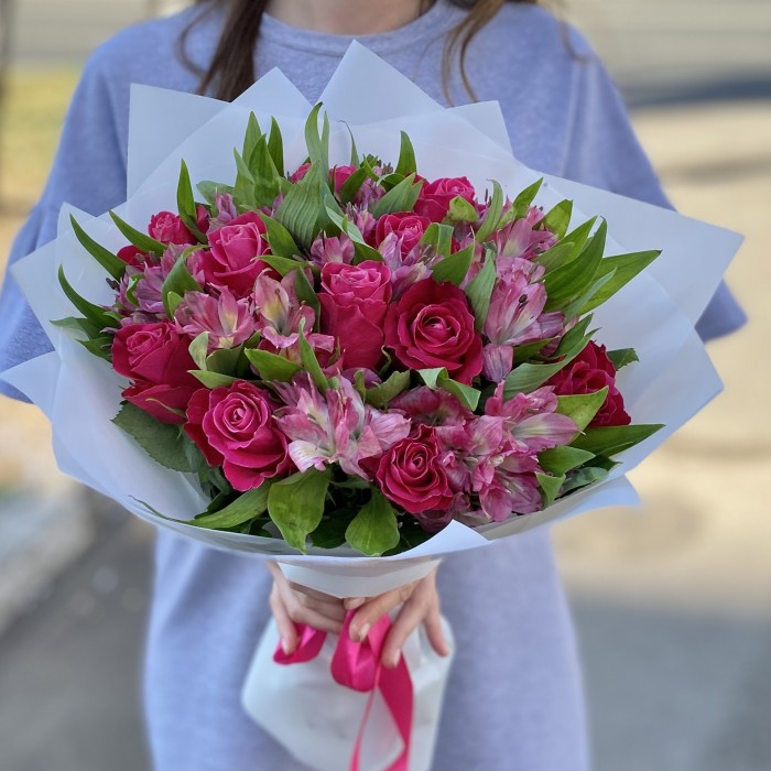 11 малиновых роз с альстромерией