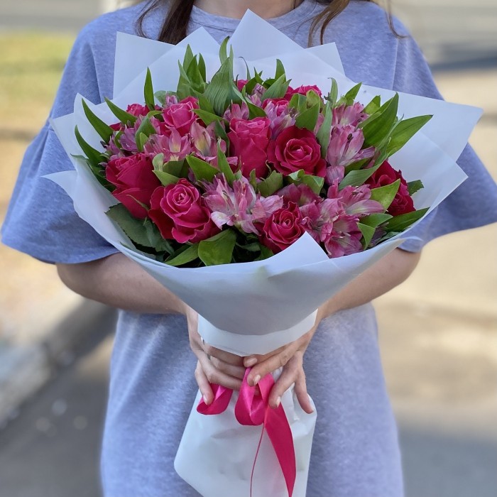 11 малиновых роз с альстромерией