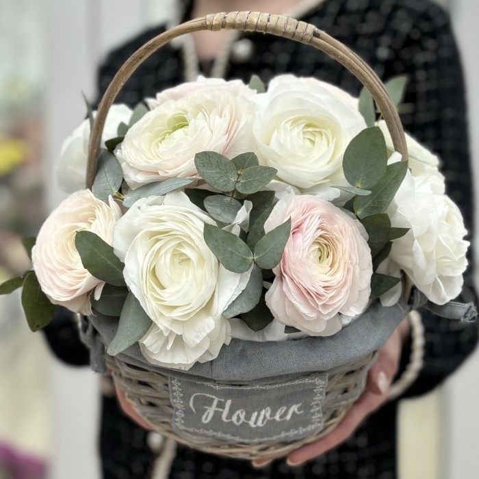 11 нежных ранункулюсов в корзине