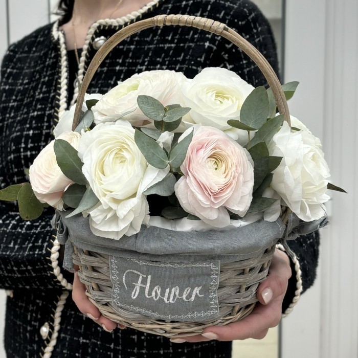 11 нежных ранункулюсов в корзине