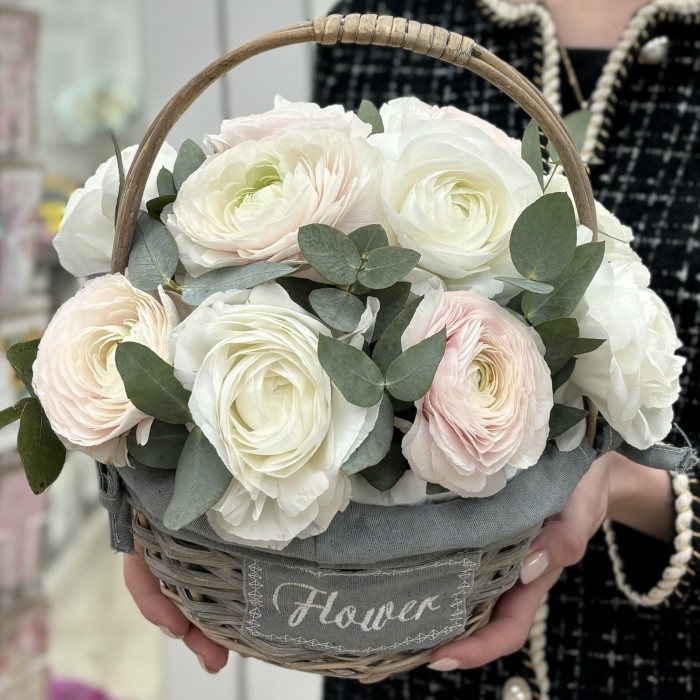 11 нежных ранункулюсов в корзине