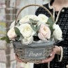 11 нежных ранункулюсов в корзине