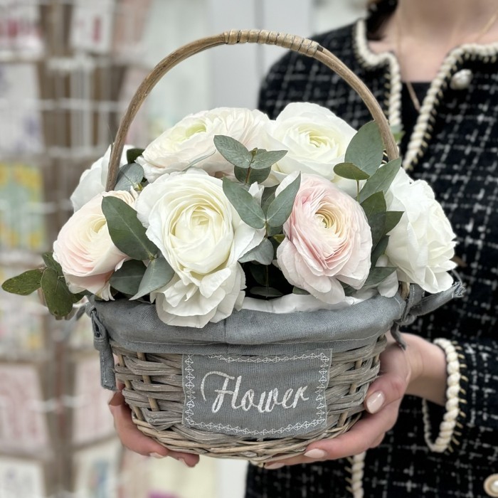 11 нежных ранункулюсов в корзине