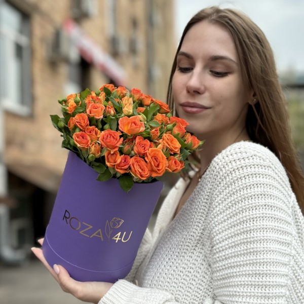 11 оранжевых кустовых роз Чарминг Бейб в коробке
