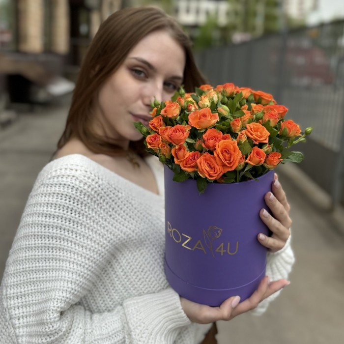 11 оранжевых кустовых роз Чарминг Бейб в коробке