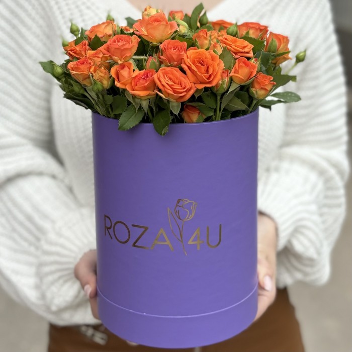 11 оранжевых кустовых роз Чарминг Бейб в коробке