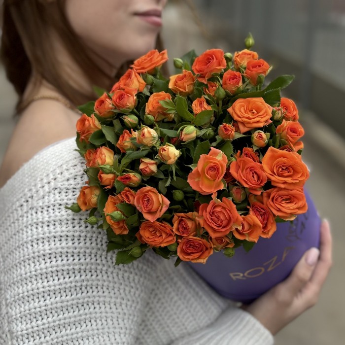 11 оранжевых кустовых роз Чарминг Бейб в коробке