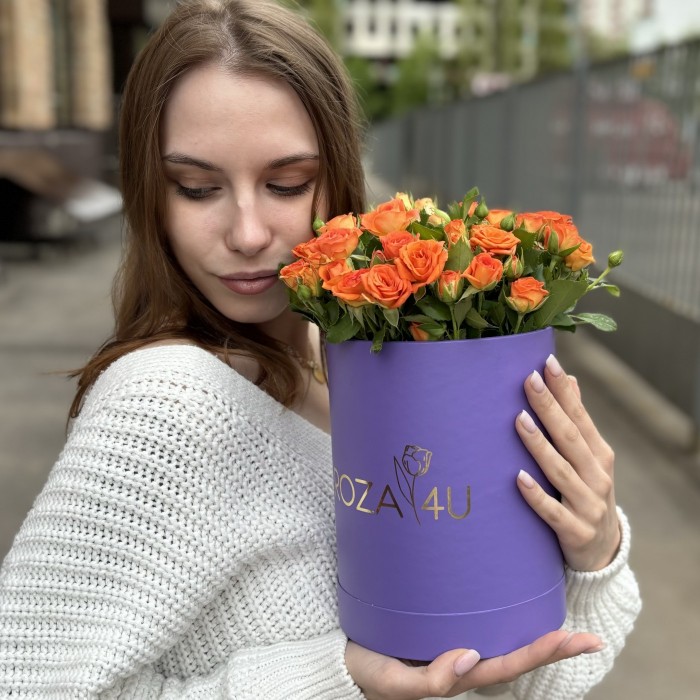 11 оранжевых кустовых роз Чарминг Бейб в коробке