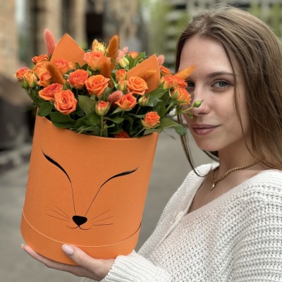 11 оранжевых кустовых роз Чарминг Бейб в коробке Лисичка