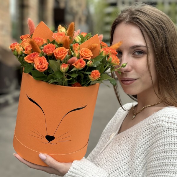 11 оранжевых кустовых роз Чарминг Бейб в коробке Лисичка