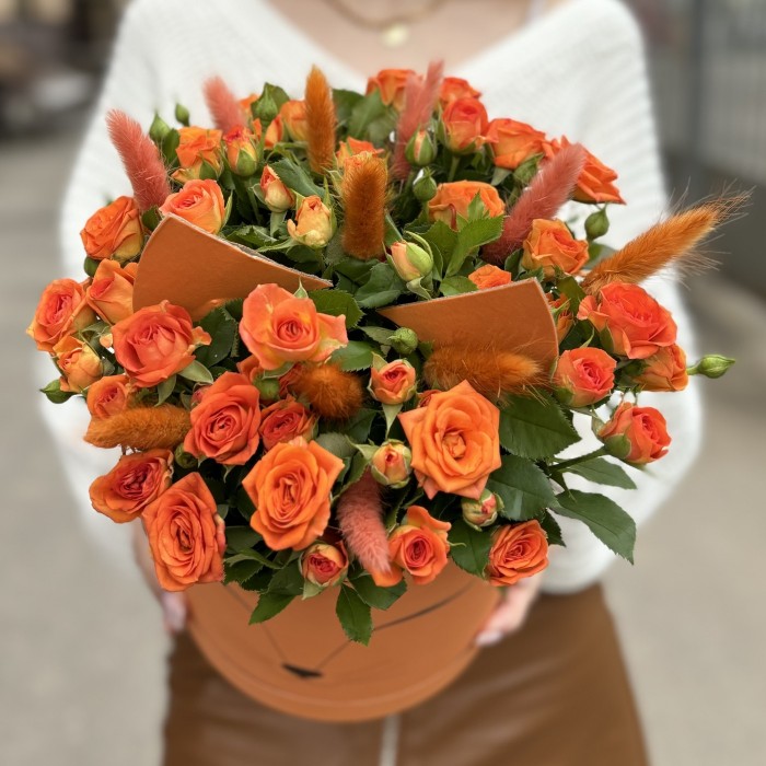 11 оранжевых кустовых роз Чарминг Бейб в коробке Лисичка