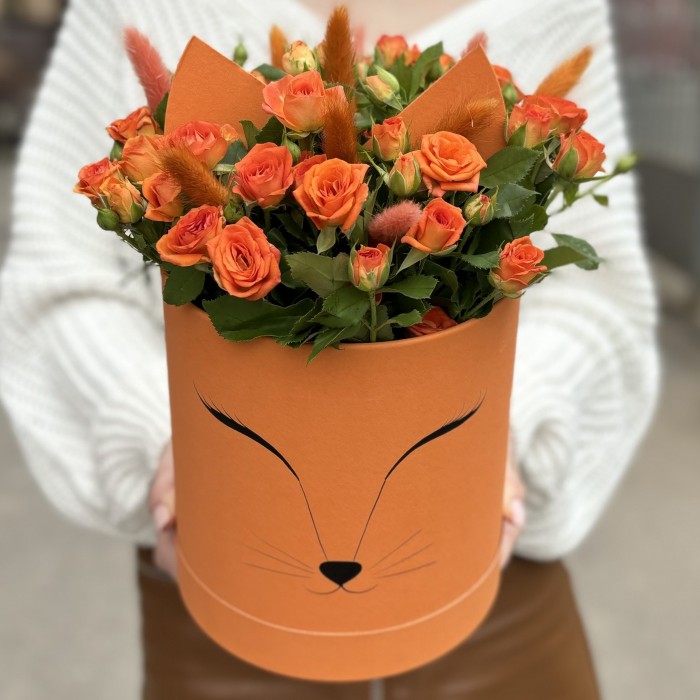 11 оранжевых кустовых роз Чарминг Бейб в коробке Лисичка