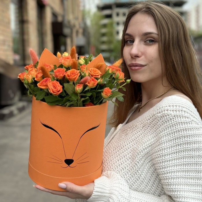 11 оранжевых кустовых роз Чарминг Бейб в коробке Лисичка