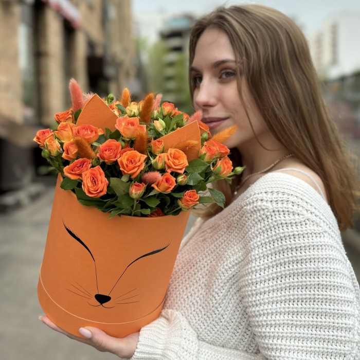 11 оранжевых кустовых роз Чарминг Бейб в коробке Лисичка