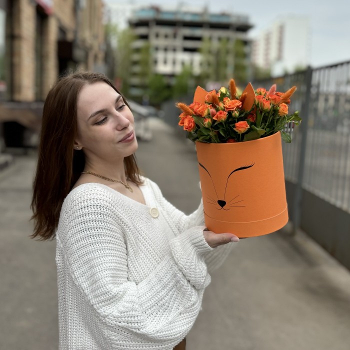 11 оранжевых кустовых роз Чарминг Бейб в коробке Лисичка