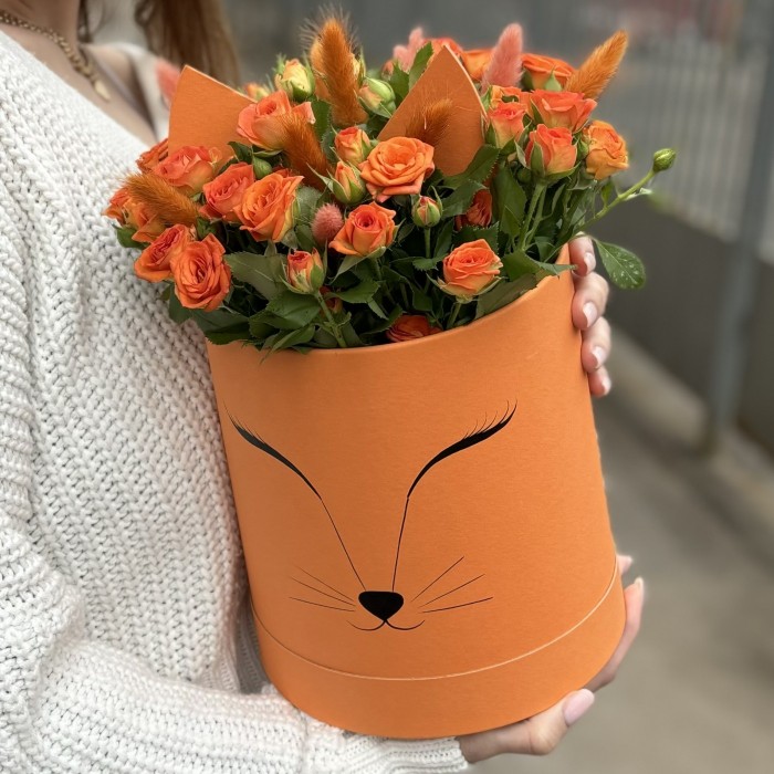 11 оранжевых кустовых роз Чарминг Бейб в коробке Лисичка