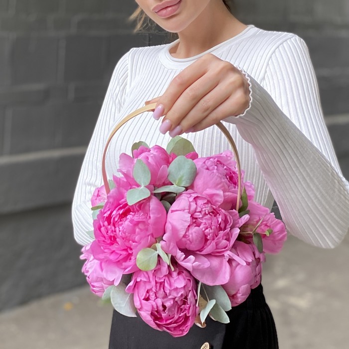 11 малиновых пионов Флеминг с эвклиптом в корзине