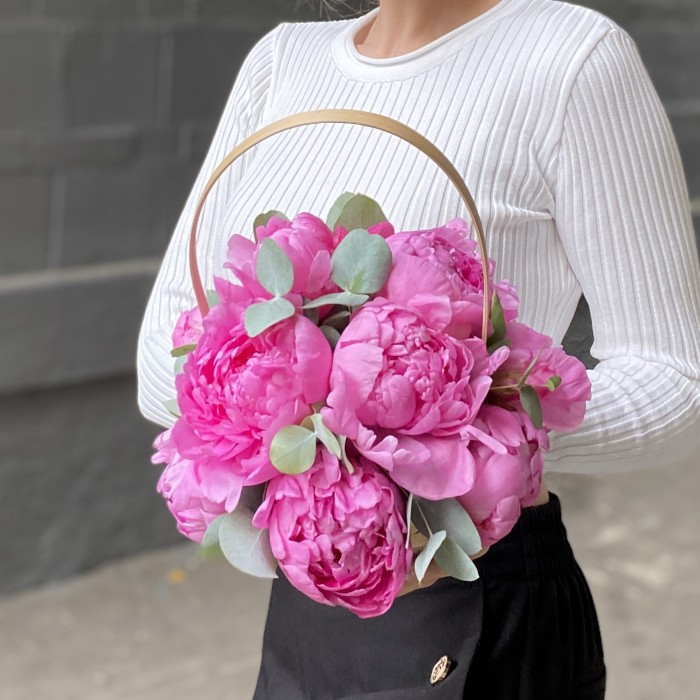 11 малиновых пионов Флеминг с эвклиптом в корзине