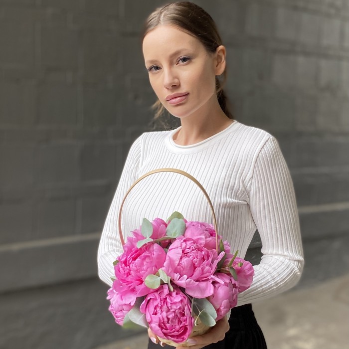 11 малиновых пионов Флеминг с эвклиптом в корзине