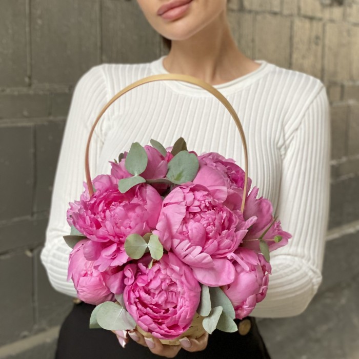 11 малиновых пионов Флеминг с эвклиптом в корзине