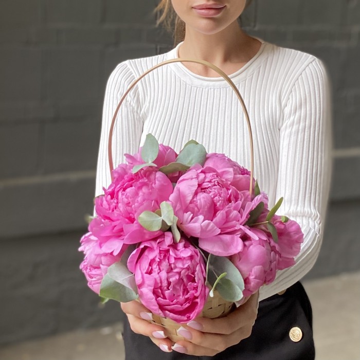 11 малиновых пионов Флеминг с эвклиптом в корзине