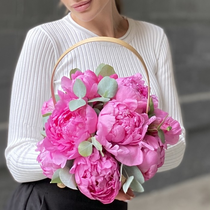 11 малиновых пионов Флеминг с эвклиптом в корзине