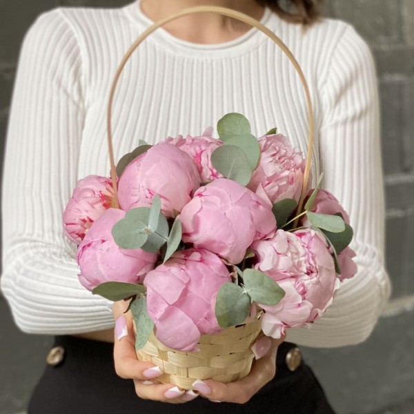 11 пионов Сара Бернар с эвкалиптом в корзине