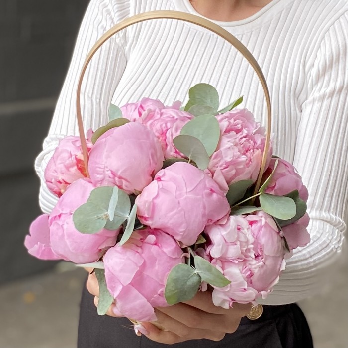 11 пионов Сара Бернар с эвкалиптом в корзине