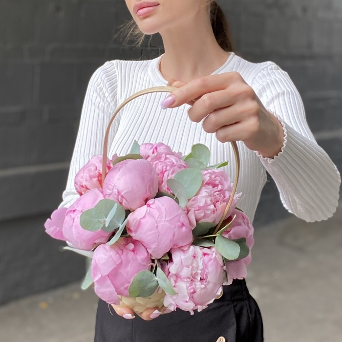 11 пионов Сара Бернар с эвкалиптом в корзине