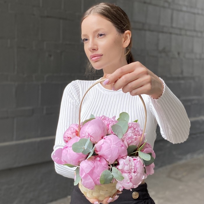 11 пионов Сара Бернар с эвкалиптом в корзине