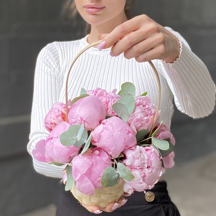 11 пионов Сара Бернар с эвкалиптом в корзине