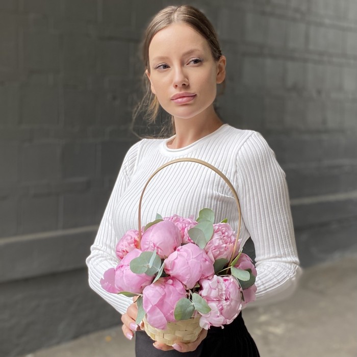 11 пионов Сара Бернар с эвкалиптом в корзине