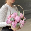 11 пионов Сара Бернар с эвкалиптом в корзине