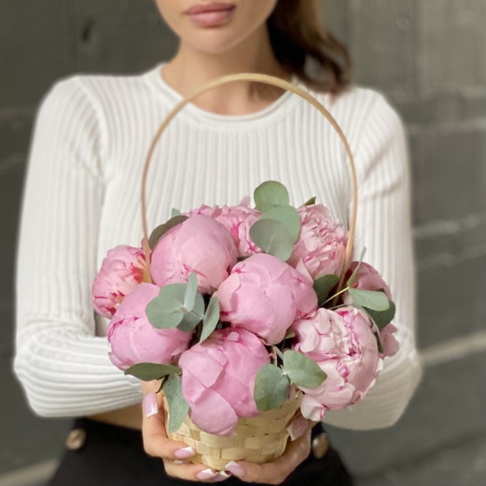 11 пионов Сара Бернар с эвкалиптом в корзине