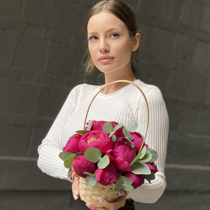 11 пионов Вайт Кеп с эвкалиптом в корзине