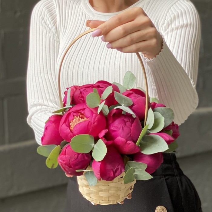 11 пионов Вайт Кеп с эвкалиптом в корзине