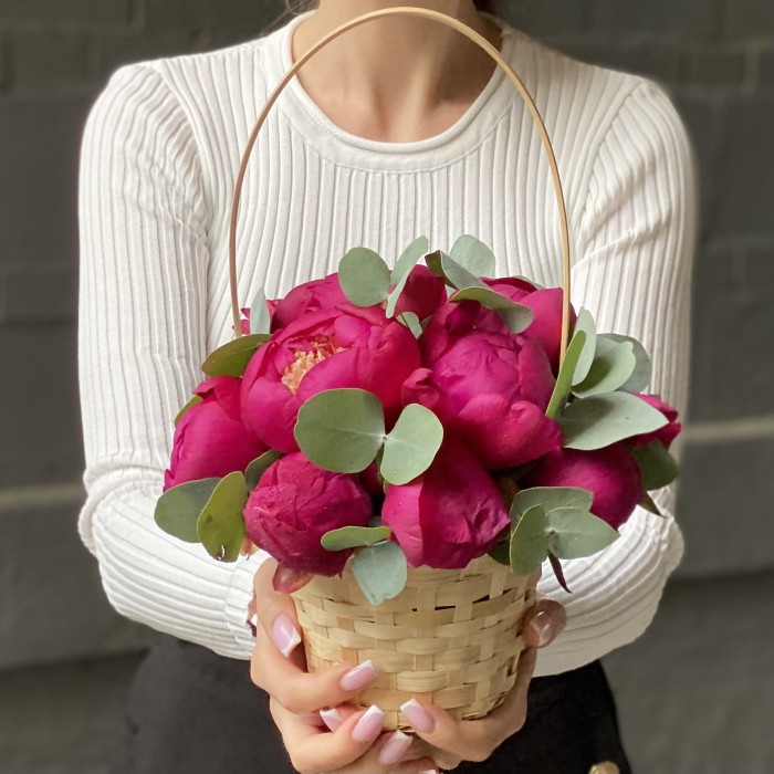 11 пионов Вайт Кеп с эвкалиптом в корзине