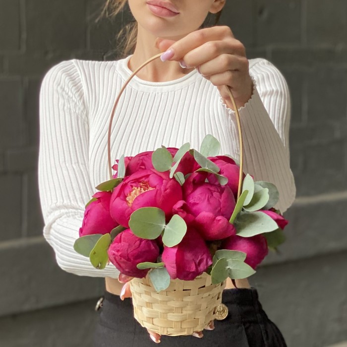 11 пионов Вайт Кеп с эвкалиптом в корзине