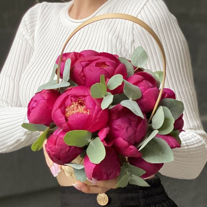 11 пионов Вайт Кеп с эвкалиптом в корзине