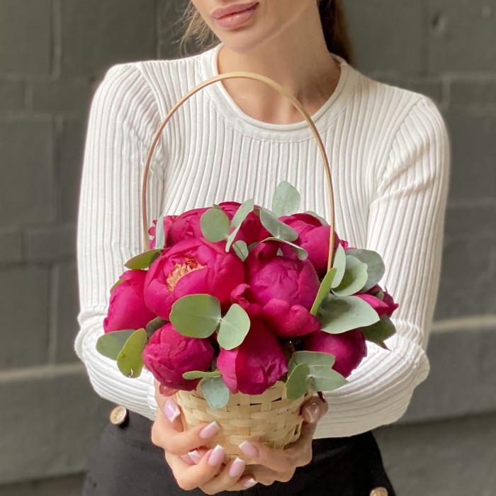 11 пионов Вайт Кеп с эвкалиптом в корзине