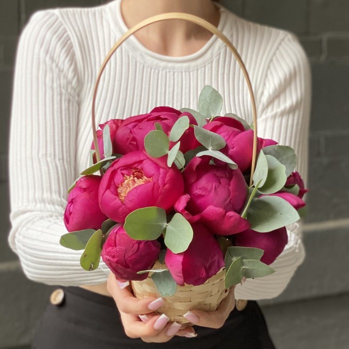 11 пионов Вайт Кеп с эвкалиптом в корзине