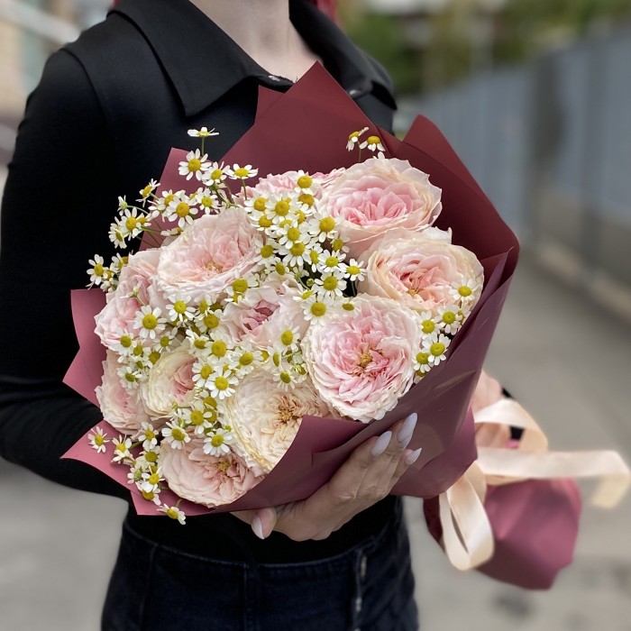 11 пионовидных роз Тсумуги с ромашками